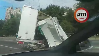 ДТП возле печерского моста на бульваре дружбы народов. Холодильник Ивеко на полном ходу въехал в гру