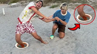 ANTO STAVA PER PERDERE IL PIEDE? SI INCASTRA IN UN BUCO SULLA SPIAGGIA!! 😰