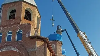 Подъем креста на церковь в Апреле