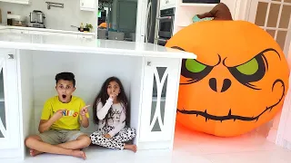 Хайди и Зидан играют с игрушками для Хелоуина