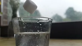 Замедляная съёмка падения сахарного кубика в воду