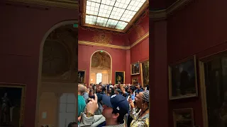 How busy the Louvre Museum is on an ordinary day 😱