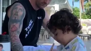 Messi enseña a su hijo a tomar mate