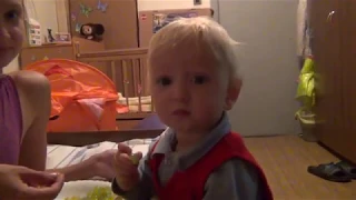 Малыш ест виноград Child eating grapes #shorts