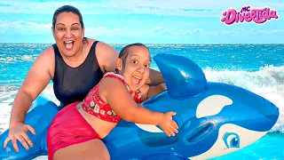 Maria Clara diverte na praia e aprende lições importantes com a dona baleia -  MC Divertida
