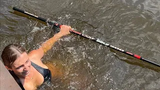 КОРОП УТЯГНУВ МЕНЕ В ВОДУ! Дві дівчини на озері обловили всіх чоловіків..