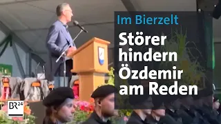 Im Bierzelt mit Trillerpfeifen: Störer hindern Özdemir am Reden | BR24