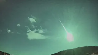 !LOS MEJORES VIDEOS DE UNA BOLA DE FUEGO VERDE BRILLANTE ILUMINA LOS CIELOS DE PORTUGAL Y ESPAÑA !