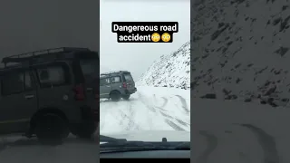 This vehicle almost fell from the cliff😳😳,slippery roads of Zozilla, ladakh#viral #dangerous #roads