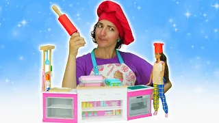 Barbie in cucina! Giochi di cucina con il Play Doh in italiano. Video divertenti per bambini