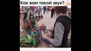 Музыкант играет на водопроводных труб. Вот это мастерство!!!