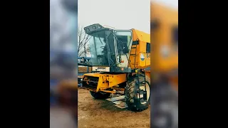 Комбайн SAMPO SR 2075, 2005 року на ходу / SAMPO SR 2075 Harvester, 2005 is in motion now (Shorts)