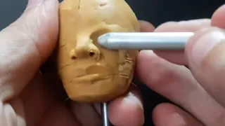 Paso 6 Tutorial como hacer fácil una cabeza y rostro humano en plastilina clase d modelado escultura