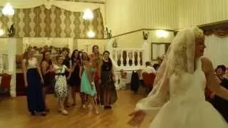 Невеста бросает букет!!! Прикол!!!!The bride throws the bouquet !!! Funny !!!!