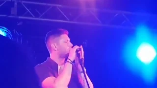 Jensen Ackles Singing 'Brother' and Pointing at Jared