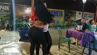 O CASAL DANÇANDO OLHA A REAÇÃO DA MULHER DE VERDE😱😱😱😱