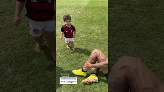 MOMENTO FOFURA!😍 GABIGOL COM FILHO DO EVERTON RIBEIRO!❤️🖤 #shorts #futebol #flamengo