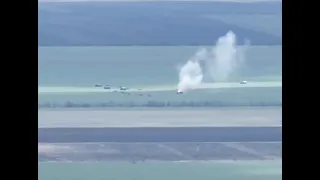 Артиллерийский обстрел техники под Херсоном. Artillery shelling of vehicles near Kherson.