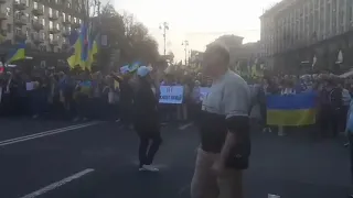 Митингующие против капитуляции пели гимн Украины
