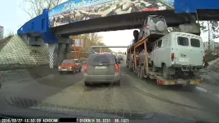 В Кемерово под мостом застрял груженый автовоз