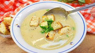 Italian-style garlic soup with crispy croutons Delicious and easy!