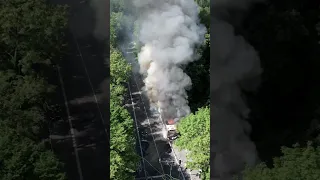 Große Rauchsäule über Stuttgart: Linienbus geht während der Fahrt in  Flammen auf