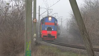 Блестящая чмеха крадётся сквозь туман | ЧМЭ3-2064 с пригородным поездом