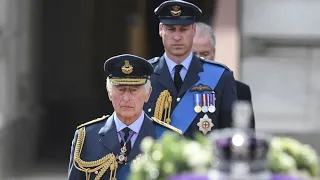 La familia real se emociona con la llegada de Isabel II a Westminster