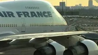 Boeing 747-128 F-BPVJ : arrivée en vol au musée de l'Air et de l'Espace le 25/02/2000