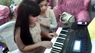 Yeye starting to learn the piano.