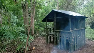 Diguyur hujan deras siang dan malam membangun rumah bambu yang hangat-solo camping hujan deras