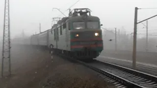 Электровоз ВЛ82М 079 с пассажирским поездом на станции Харьков-Пасс. проходит платформу Новосёловка