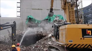 Bagger CAT 374F und Volvo EC 220 Abriss des Hochbaus ist erledigt