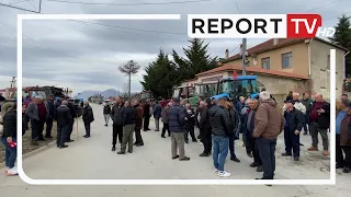 Korçë/ Fermerët e blegtorët në protestë në Devoll, rreshtojnë traktorët para Drejtorisë së Bujqësisë