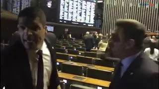 Após ter sido chamado de maçom, Marco Feliciano discute com Cabo Daciolo na Câmara