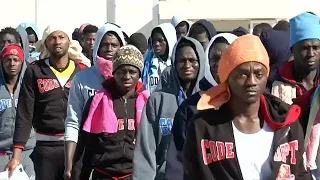 Hunderte Flüchtlinge von Libyen zurück nach Westafrika gebracht