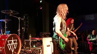 Nita Strauss - The Show Must Go On - 11/18/18