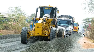 Skilling Driver Heavy Motor Grader Spreading Gravel New Provincial Road Foundation Building