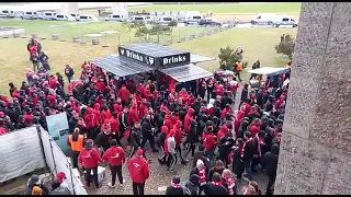 Unioner Ultras stürmen Gästeblock bei Hertha BSC Derby 09.04.22