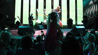 Виталий Аксенов исполняет в Бресте песню «Роща Прибужская»