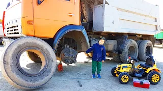 Большой грузовик Камаз сломался спустило колесо