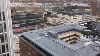Онлайн-трансляция: В центре Стокгольма грузовик въехал в толпу