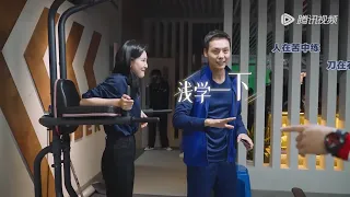 William Chan taught Zhang Ruonan to exercise, imitating her exhausted appearance, so naughty!