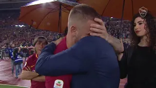 Francesco Totti abbraccia Daniele De Rossi: Io non volevo (?) - Roma 26 maggio 2019