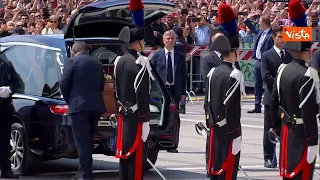 Il feretro di Silvio Berlusconi arriva al Duomo, un applauso fragoroso lo omaggia