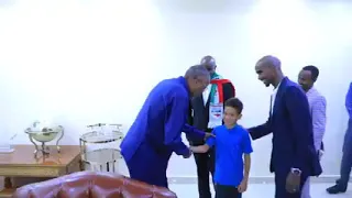 Madaxwayne Biixi, ayaa qaabilay orodyahanada  Mo Farah iyo Cabdi Nageeye.