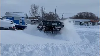 Hummer H1 Plays in Snow