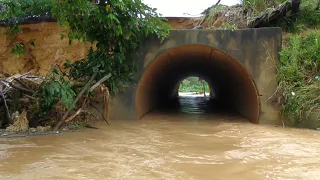 ...continua. Erasão na estrada Itamaraju Prado. BA 489 interditada.