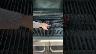 HOW TO CLEAN YOUR GRILL.  FROM BBQ SAUCE, RIBS, BURGERS, GRILLED CHICKEN AND MORE.  GRILLBOT WINS!!!