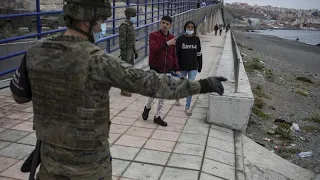 Des milliers de migrants marocains atteignent Ceuta à la nage